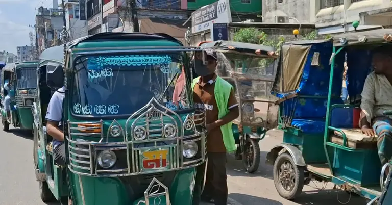 নোয়াখালীতে সিএনজি থেকে টোল আদায়